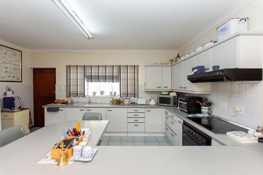 5 Bedroom Property for Sale in Middedorp Western Cape